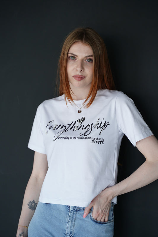 T-shirt damski krótki biały ozdobiony perłami i kamieniami 5026-01